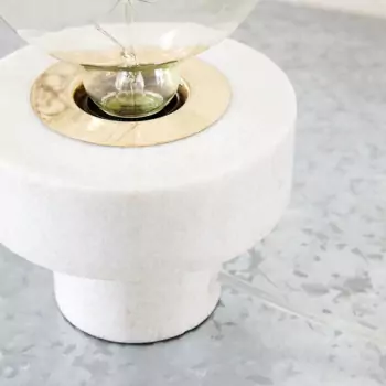 Biela mramorová stolná lampa Pin