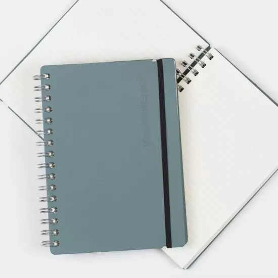 Zápisník v kožených deskách A5  – šedo-modrý