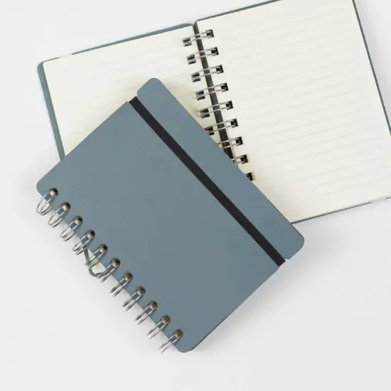 Zápisník v kožených doskách A6  – modrý
