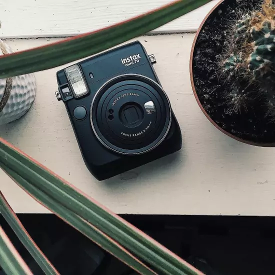 Instantný čierny fotoaparát Mini 70