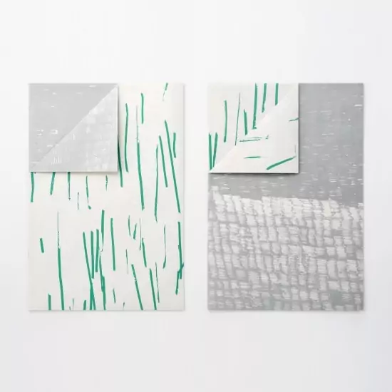Obojstranný šedo-biely baliaci papier so zelenými pruhmi